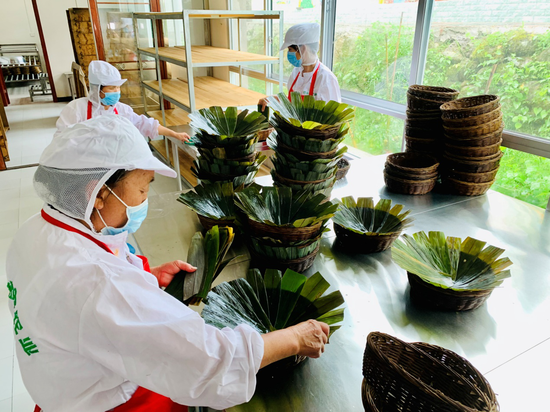 蒸篮里要摆放棕叶,使蒸篮米粿有独特清香。