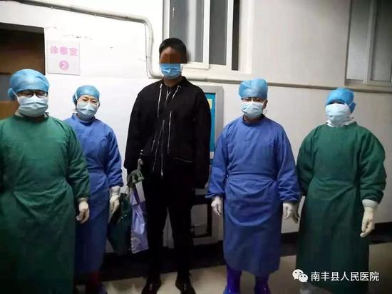 解除隔离与医务人员合影