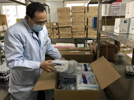 余建华正在整理防控物资