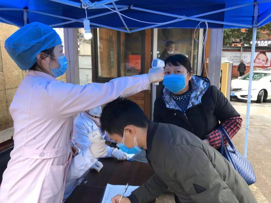 保健党支部在门诊及住院部等区域测量患者及家属体温