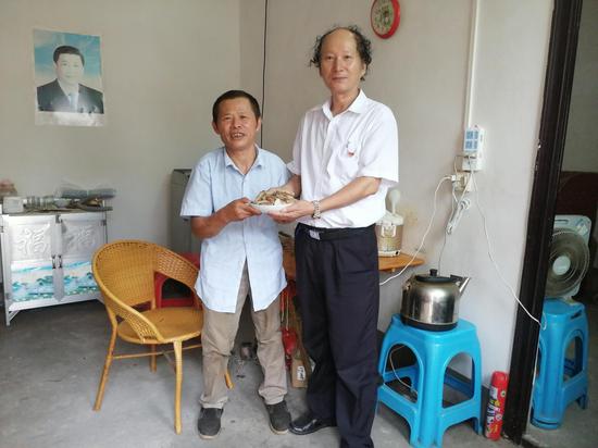 尽职履责 扶贫一线送温暖——南康分公司驻文峰村扶贫干部邱全洲