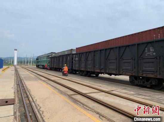 随着一声哨声响起,一列载满货物的列车缓缓驶进赣州国际港内。 李韵涵 摄