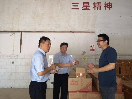 龚瑞向丰城支行分管副行长袁国柱介绍产品销售情况