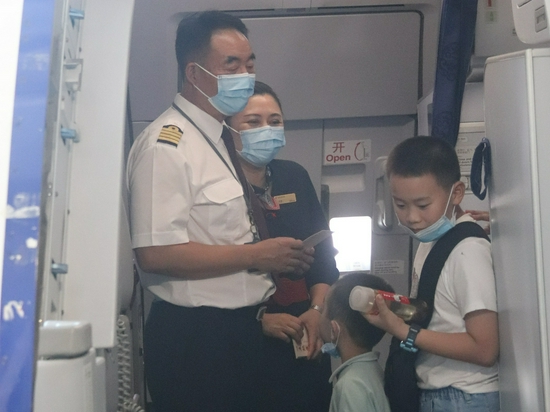 旅客小朋友给崔东方送祝福卡片