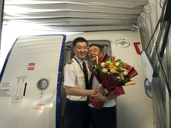崔东方儿子到舱门口迎接父亲