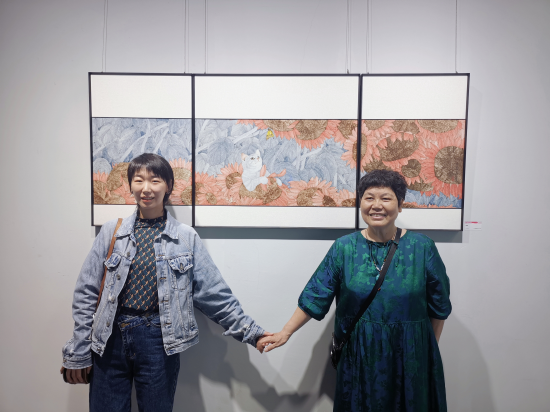 参展艺术家卫晶晶与导师杨冰教授在作品前合影