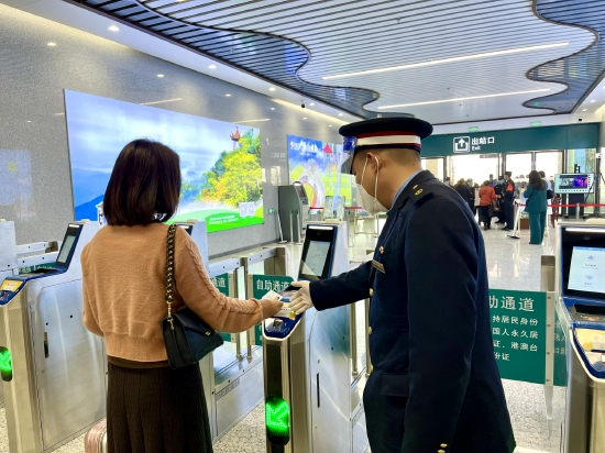 旅客正在自助使用身份证快捷出站。(刘露 摄)