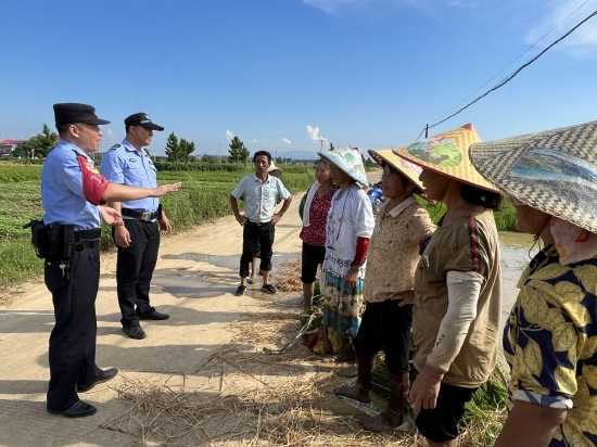 民警在田间为百姓宣传讲解安全防范知识