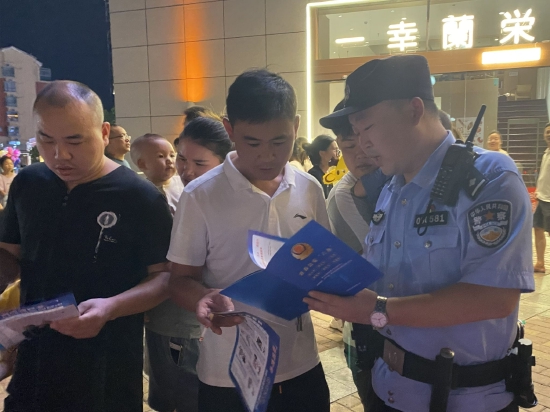 7月28日宜阳派出所在红林夜市开展六办宣传活动,现场为来往群众讲解相关知识并发放宣传手册