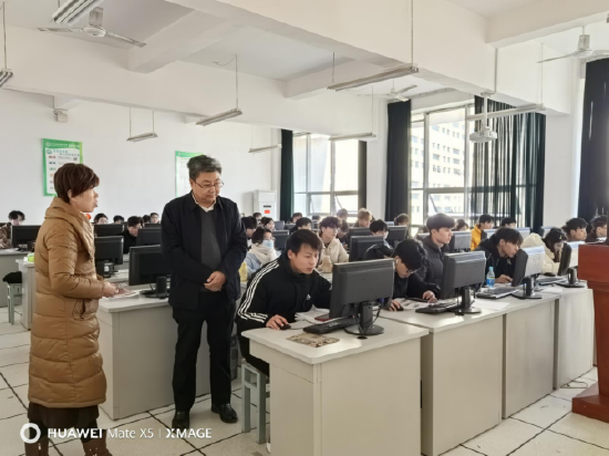 △张家菁书记课后与刘素楠老师亲切交谈