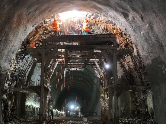 片山庵隧道正在搭建拱架