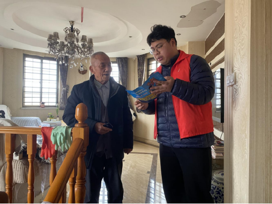 上门入户开展爱心陪护和老年人防诈骗知识宣传
