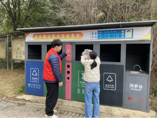 作为团员青年志愿者参与垃圾分类宣传督导