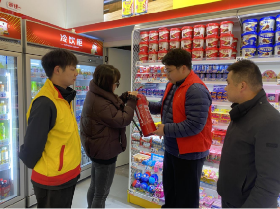 现场查验灭火器保质期和安全标识