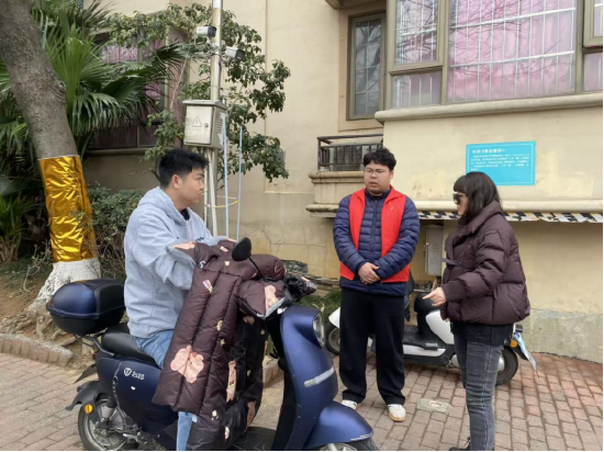 对未佩戴安全头盔的电动车骑乘人员进行文明劝导