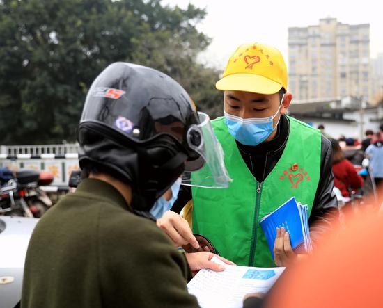 南铁志愿者进行铁路安全宣传。摄影:王福斌