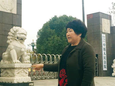 11月18日,李桂英来到周口市中级法院,询问齐金山案的进展。她对齐金山被判死缓不满,认为应判死刑。新京报记者 安钟汝 摄