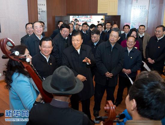 　　12月2日至4日，中共中央政治局常委、中央书记处书记刘云山在江西调研。这是12月3日，刘云山在南昌市沙井街道世纪中央城社区与正在社区活动室排练节目的退休人员亲切交谈。新华社记者王晔摄