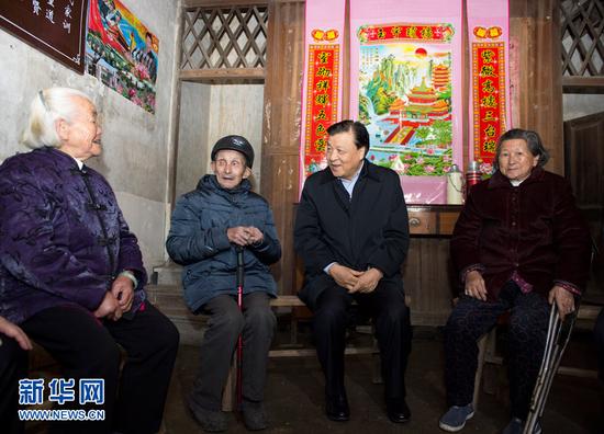 　　12月2日至4日，中共中央政治局常委、中央书记处书记刘云山在江西调研。这是12月2日，刘云山在九江市武宁县罗坪镇长水村看望当地贫困群众。新华社记者王晔摄