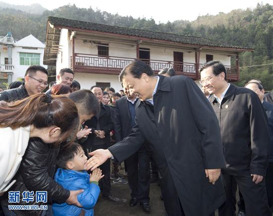 　　12月2日至4日，中共中央政治局常委、中央书记处书记刘云山在江西调研。这是12月2日，刘云山在九江市武宁县罗坪镇长水村与当地群众亲切交谈。新华社记者王晔摄