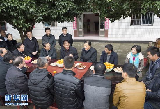 　　12月2日至4日，中共中央政治局常委、中央书记处书记刘云山在江西调研。这是12月2日，刘云山在九江市永修县柘林镇易家河村与当地柑橘种植合作社成员代表座谈，了解群众生产生活情况。新华社记者王晔摄