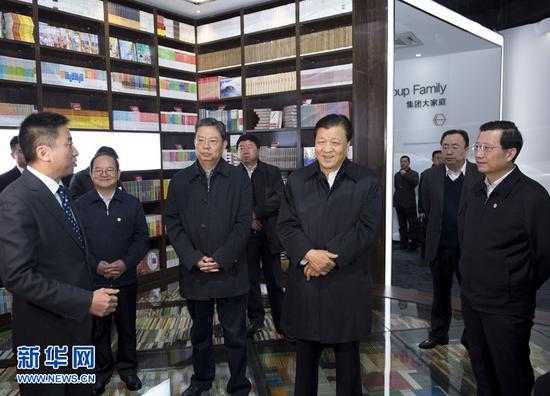 　　12月2日至4日，中共中央政治局常委、中央书记处书记刘云山在江西调研。这是12月3日，刘云山在中文天地出版传媒股份有限公司调研了解江西省出版文化产业发展情况。新华社记者王晔摄
