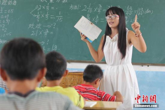 资料图:“90后”乡村教师何兰2014年9月到湖南道县柑子园镇五福小学任教。 何红福 摄
