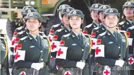 胡红霞（右一）训练中，吉安人，江西省唯一参阅的女兵。