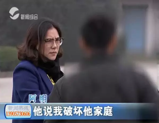 图为：女记者采访道歉的金先生