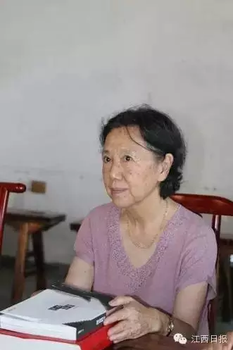 周秉宜接受记者采访
