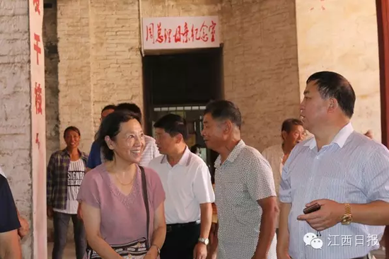 参观周总理母亲纪念室