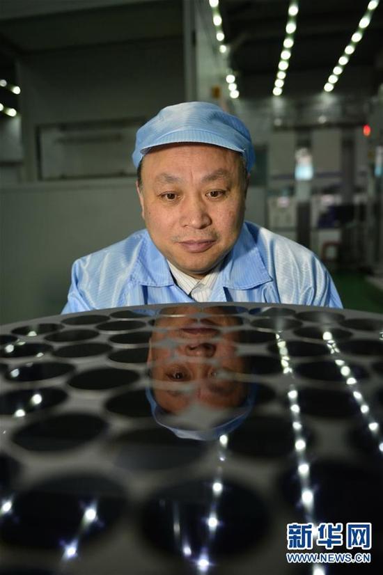 江风益在观察加工好的硅衬底(2015年12月29日摄)。新华社记者 周密 摄