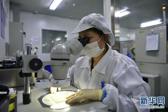 以硅衬底LED技术为支持的南昌高新区晶瑞光电厂房内,工人在加工LED灯珠(1月6日摄)。新华社记者 周密 摄