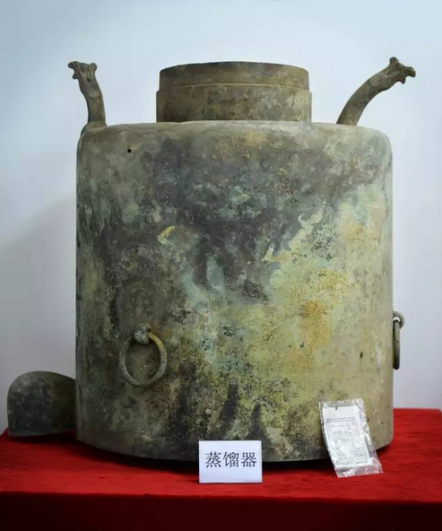 海昏侯墓出土的青铜蒸馏器(新华社记者万象摄)