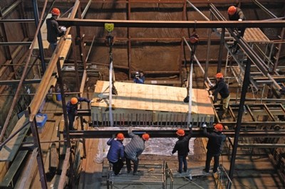 当日,主棺柩套箱已被运送至文保用房内。新华社记者 万象 摄