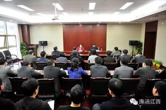 图为驻省委组织部纪检组派员参加省换届办工作。