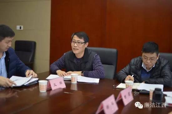 图为1月6日,纪检组长马青林指导、监督省委政法委办公室、机关党委党支部“三严三实”专题组织生活会。