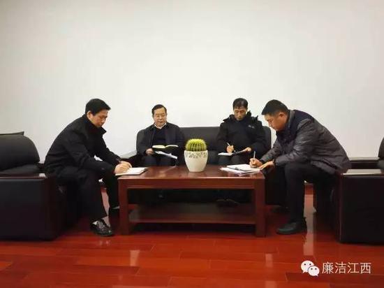 图为驻省政协机关纪检组干部集中学习文件。