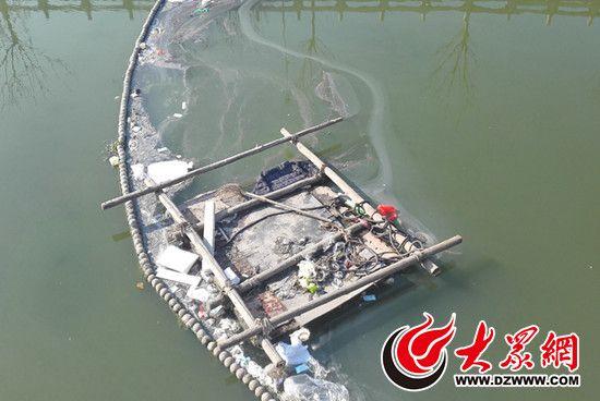民警郭光忠营救落水男子时使用的简易木排