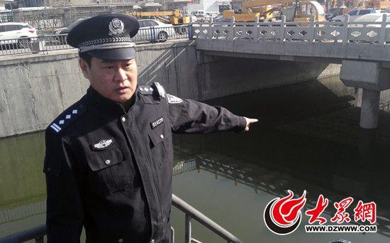 民警郭光忠介绍落水男子所处位置及当时的救援情况。