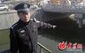 民警郭光忠介绍落水男子所处位置及当时的救援情况。