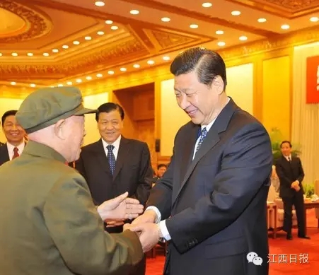习近平与出席座谈会的老红军代表亲切交谈