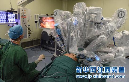 通过手术机器人工作。新华社记者宋振平摄