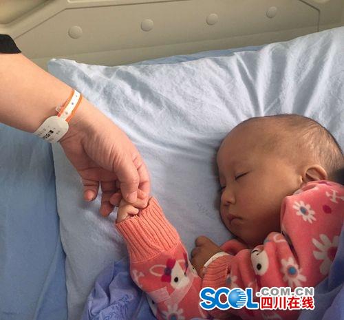 小思徐拉着妈妈的手睡着了