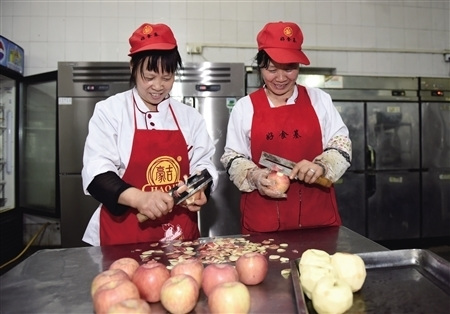 阿姨在准备食材