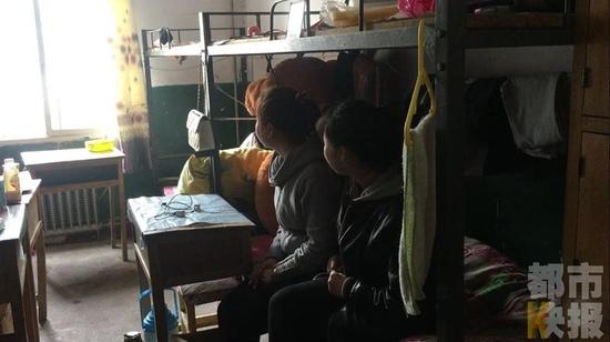 西安东郊一学校男老师清晨进女生宿舍,学生被吓醒。