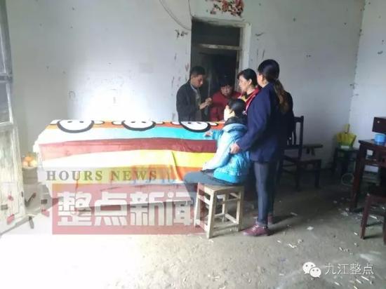 小丽的家人悲痛万分