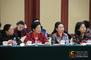  全国人大代表、江西省吉安市青原区新圩镇农民杨慧芝（左一），全国人大代表、江西省人大环资委副主任委员李春燕（左二），全国人大代表、江西省九江市职工学校工人陆永兰（左三），全国人大代表、江西省南昌市公交总公司一分公司党支部副书记喻春梅（左四）听取代表发言。正义网记者 姜洪 摄