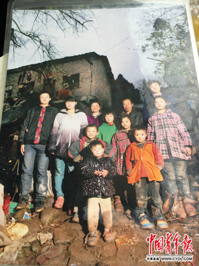 记录了每个孩子出生时间的本子。中国青年报·中青在线记者 袁贻辰/摄