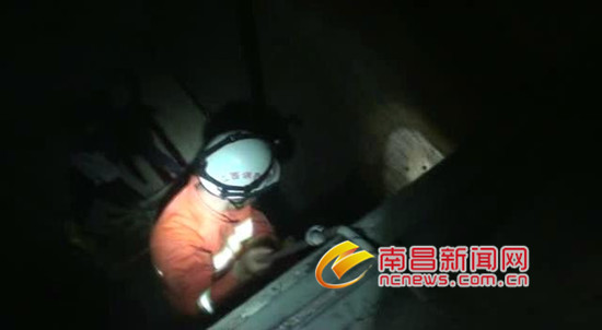消防官兵展开救援